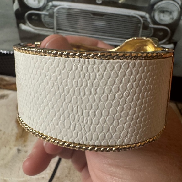 Gold Horse with faux pebbled leather accent - Stunning!!!! - Picture 5 of 6